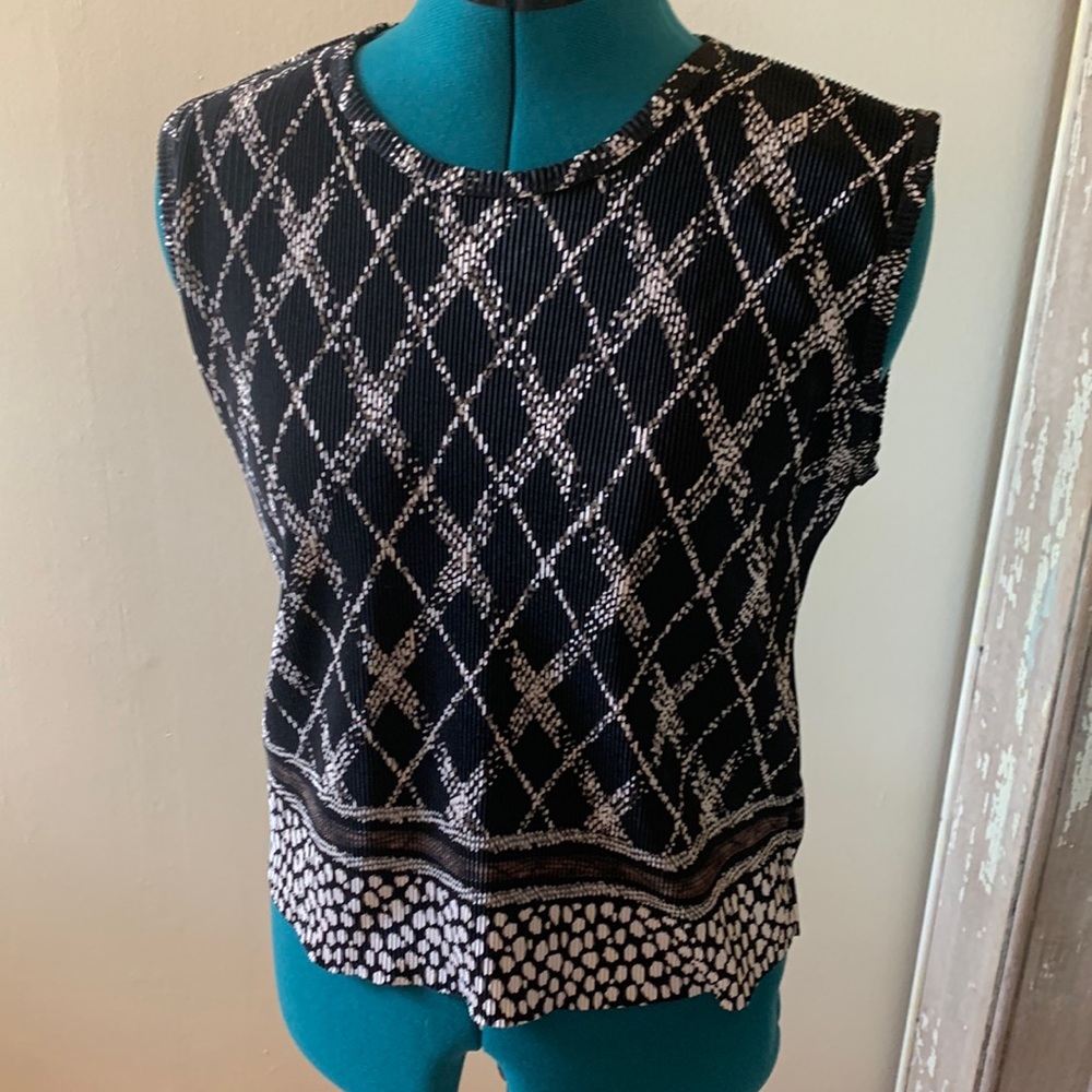 Plisse top. Crinkle fabric. Excellent condition size medium